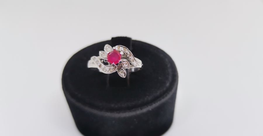 YAKUT VE PIRLANTA TAŞLI SARMAŞIK MODELİ YÜZÜK