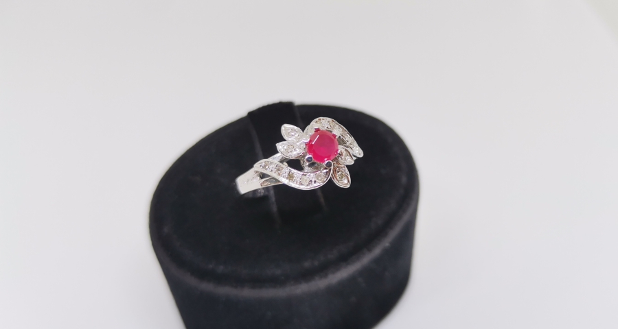 YAKUT VE PIRLANTA TAŞLI SARMAŞIK MODELİ YÜZÜK