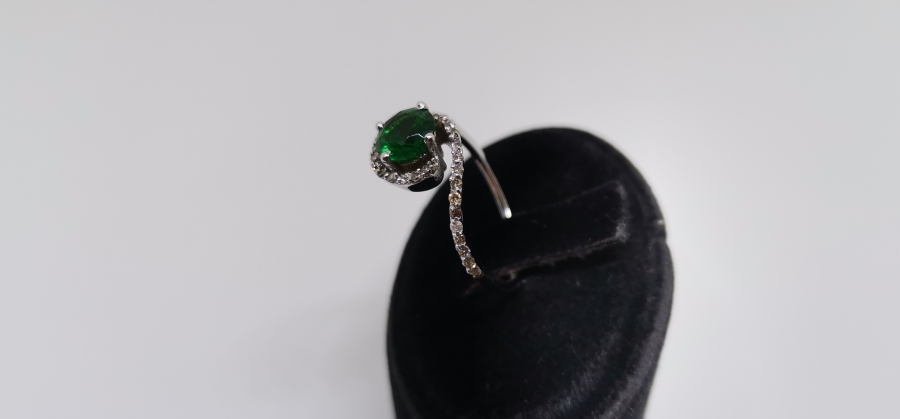 ZÜMRÜT VE PIRLANTA TAŞLI BAGET YÜZÜK