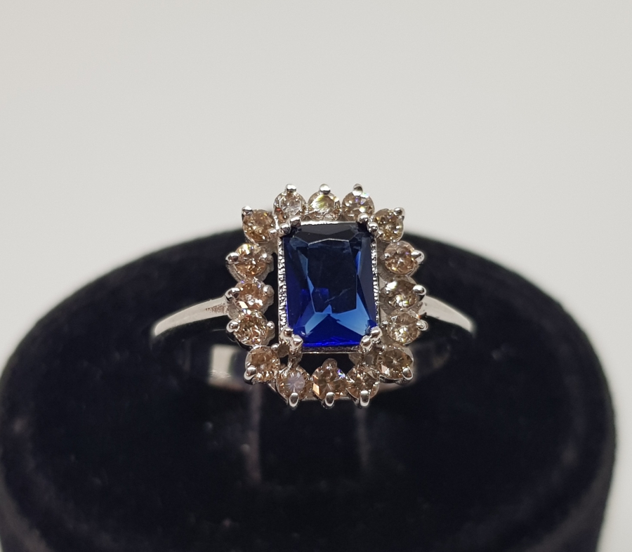 SAFİR VE PIRLANTA TAŞLI DİKDÖRTGEN MODEL YÜZÜK