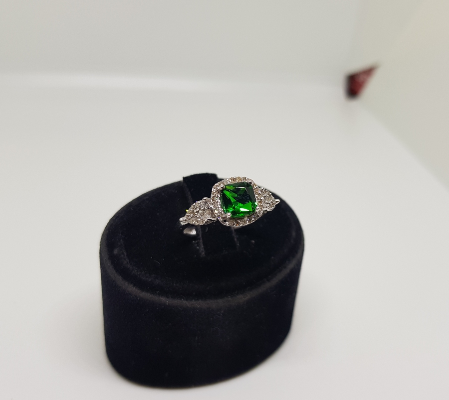 ZÜMRÜT VE PIRLANTA TAŞLI FRANSIZ KARE MODELİ YÜZÜK