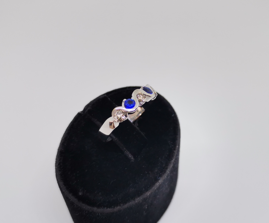 SAFİR VE PIRLANTA TAŞLI YARIM TUR MODEL YÜZÜK