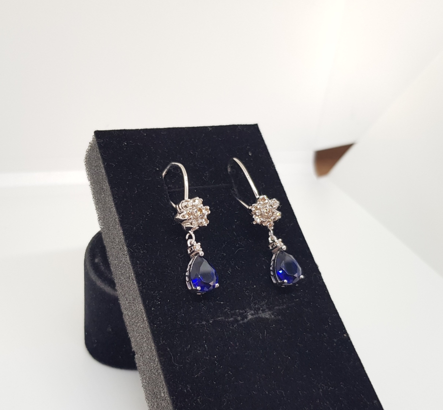 SAFİR VE PIRLANTA TAŞLI YILDIZ MODELİ KÜPE