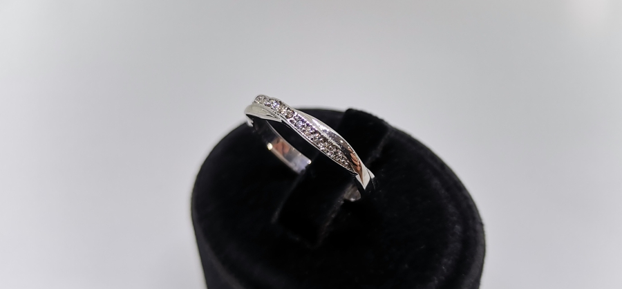 SONSUZLUK MODELİ PIRLANTA TAŞLI YÜZÜK