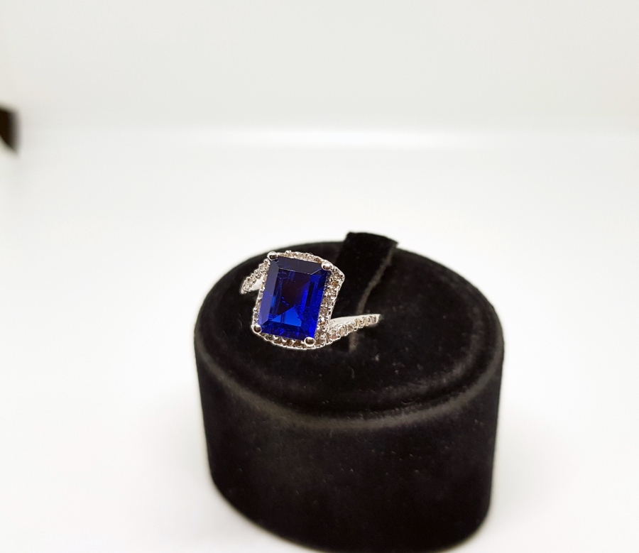 SAFİR VE PIRLANTA TAŞLI ASİMETRİK MODEL YÜZÜK