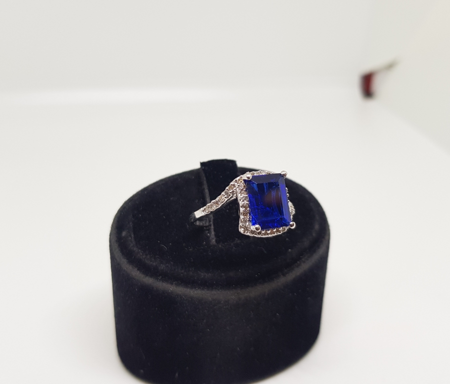 SAFİR VE PIRLANTA TAŞLI ASİMETRİK MODEL YÜZÜK