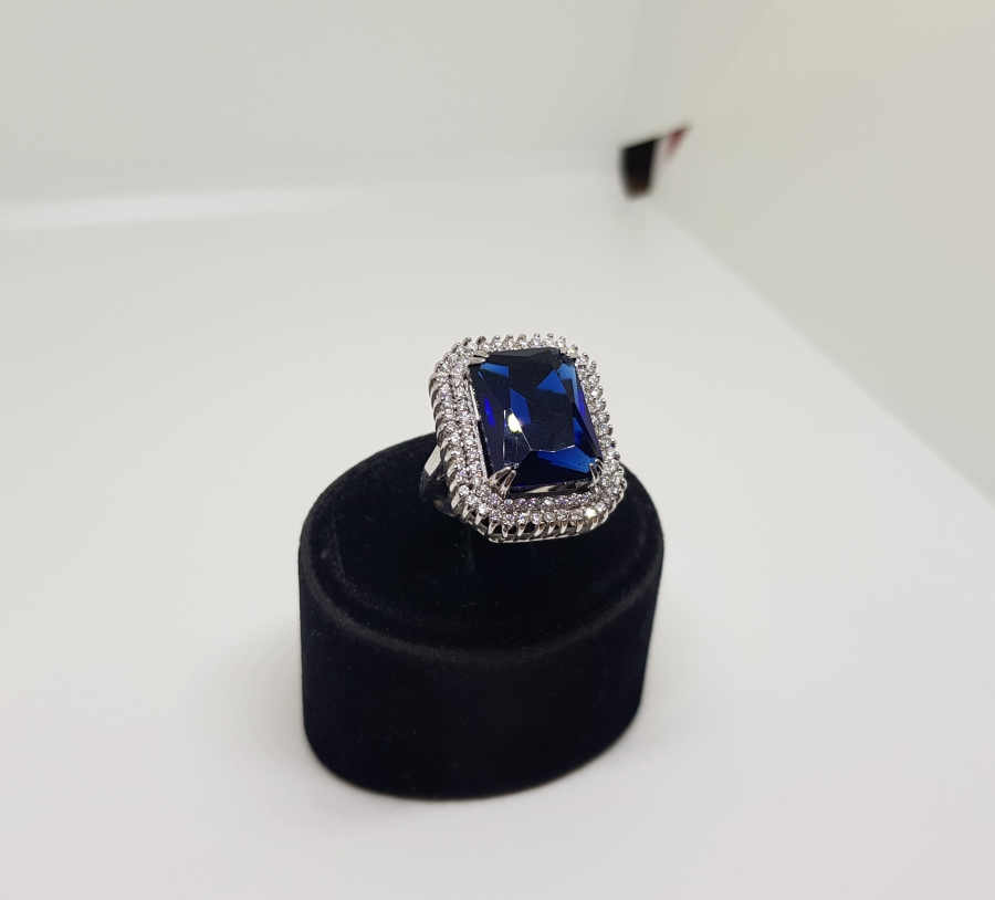 SAFİR VE PIRLANTA TAŞLI BÜYÜK KARE MODELİ YÜZÜK