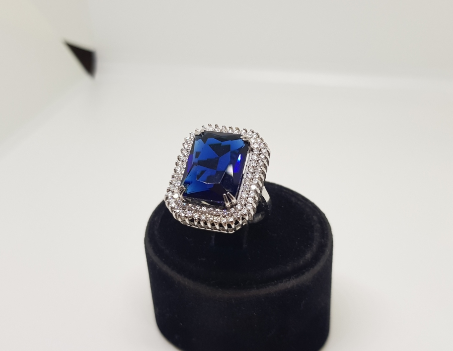 SAFİR VE PIRLANTA TAŞLI BÜYÜK KARE MODELİ YÜZÜK