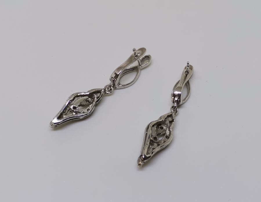 ÜST KISMI SONSUZLUK MODELLİ MEKİK FORMLU PIRLANTA KÜPE