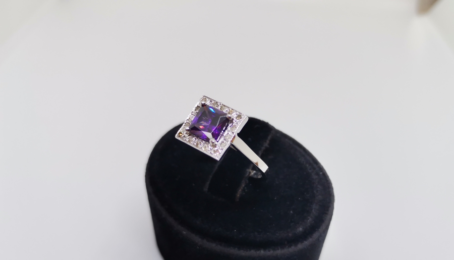PIRLANTA VE AMETİST TAŞLI KARE MODEL YÜZÜK