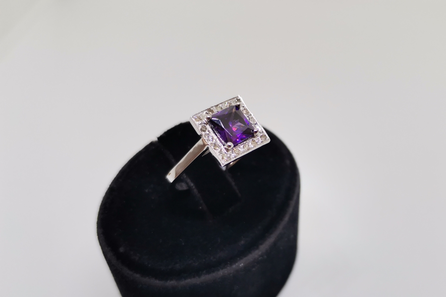 PIRLANTA VE AMETİST TAŞLI KARE MODEL YÜZÜK