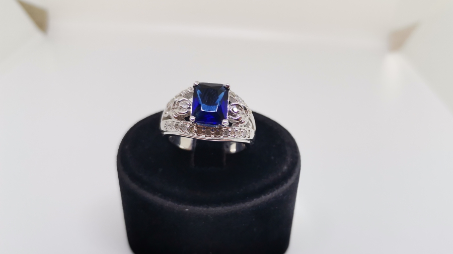 YAN KISIMLARI LALE MODELLİ PIRLANTA VE SAFİR TAŞLI YÜZÜK