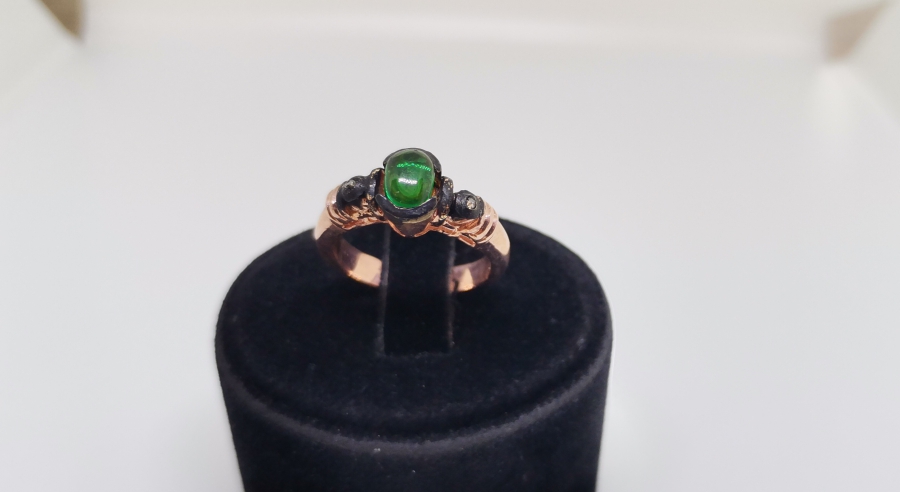 ZÜMRÜT VE ELMAS TAŞLI DÜZ MODEL YÜZÜK