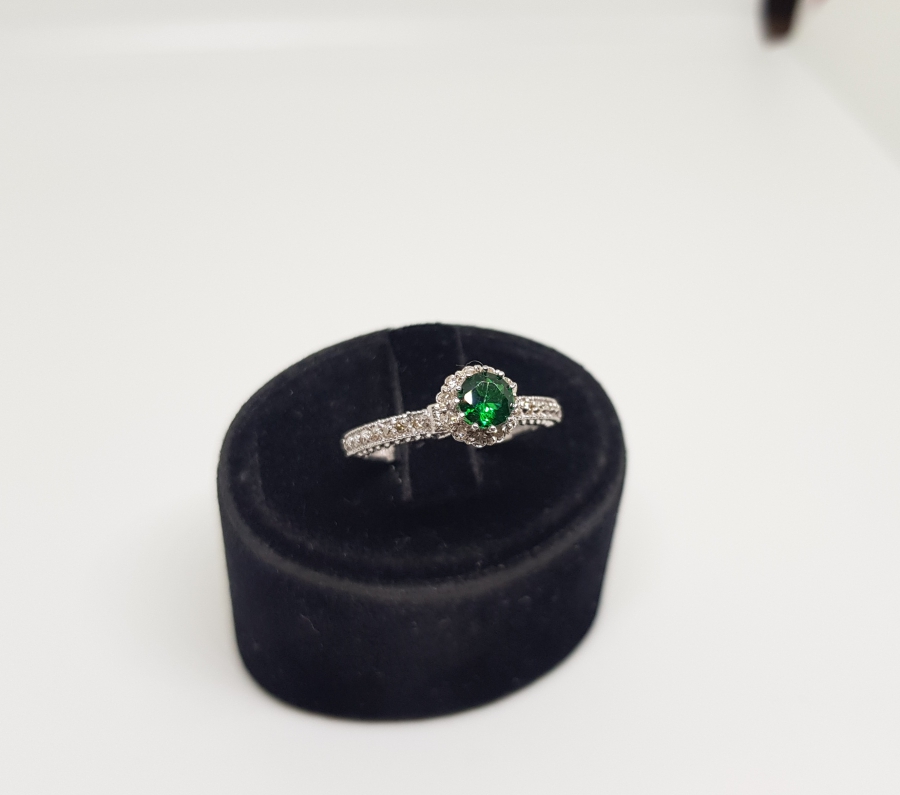 PIRLANTA VE ZÜMRÜT TAŞLI TEKTAŞ MODELİ YÜZÜK