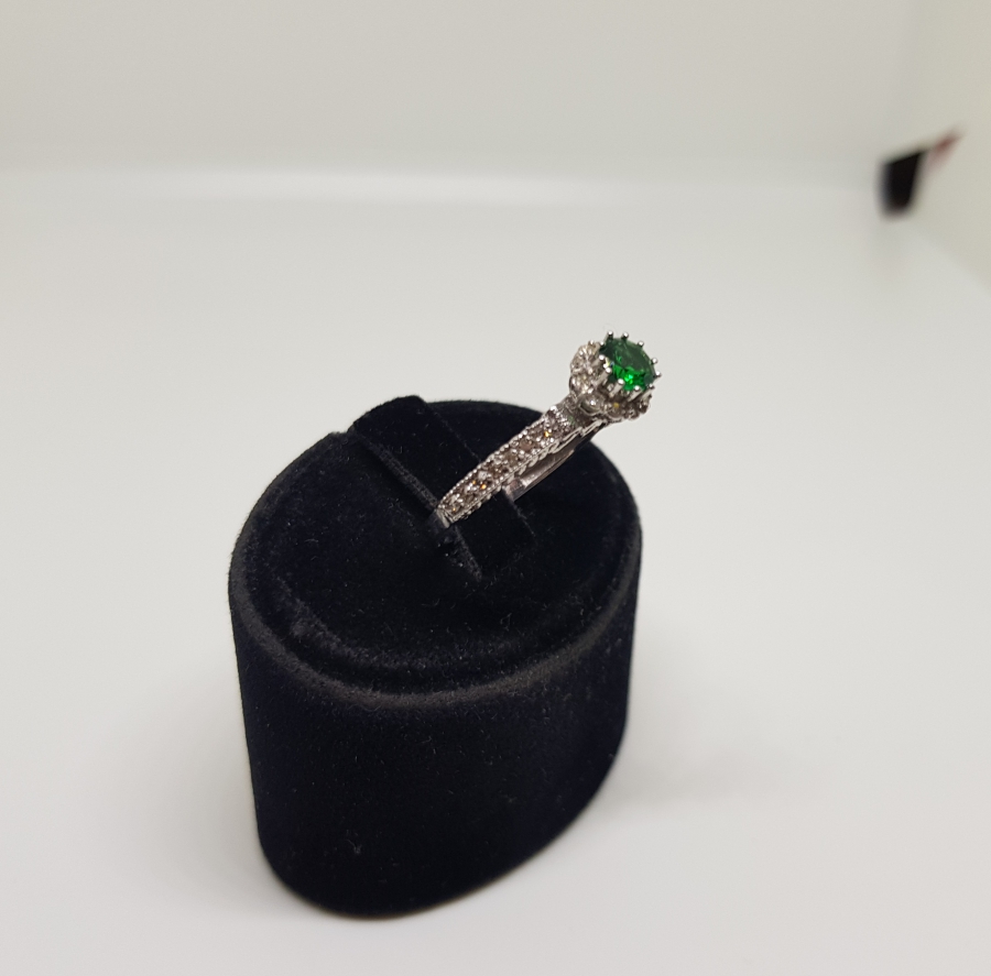 PIRLANTA VE ZÜMRÜT TAŞLI TEKTAŞ MODELİ YÜZÜK