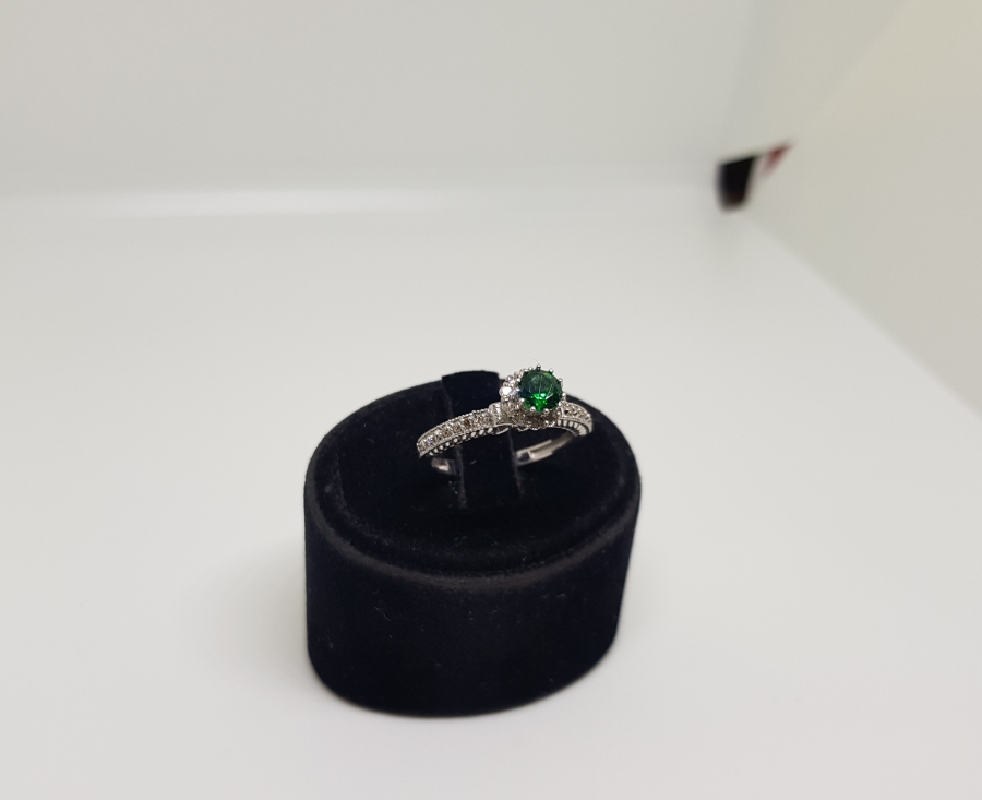 PIRLANTA VE ZÜMRÜT TAŞLI TEKTAŞ MODELİ YÜZÜK