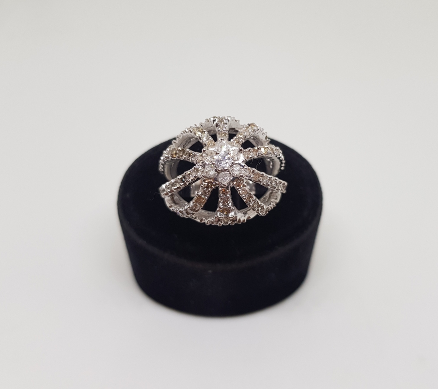 KRALİYET TACI FORMUNDA YAPILMIŞ PIRLANTA TAŞLI YÜZÜK