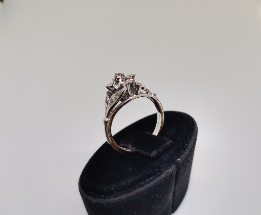 DİK KARE MODEL PIRLANTA YÜZÜK