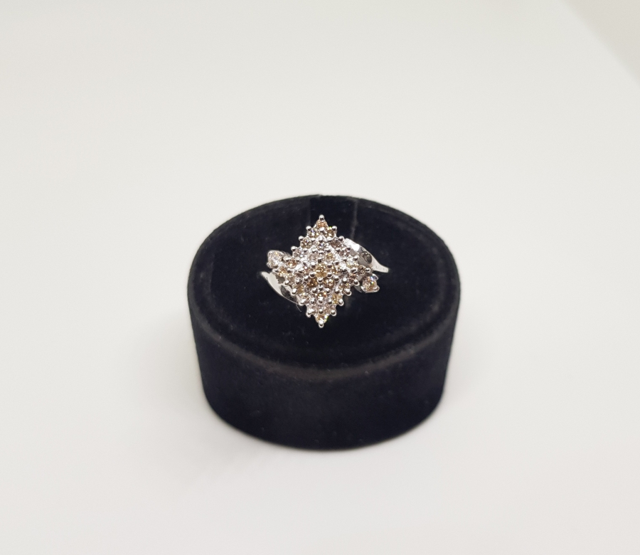 YAN KARE MODELİ PIRLANTA TAŞLI YÜZÜK