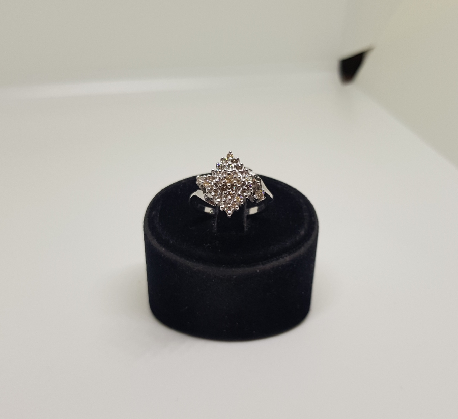 YAN KARE MODELİ PIRLANTA TAŞLI YÜZÜK