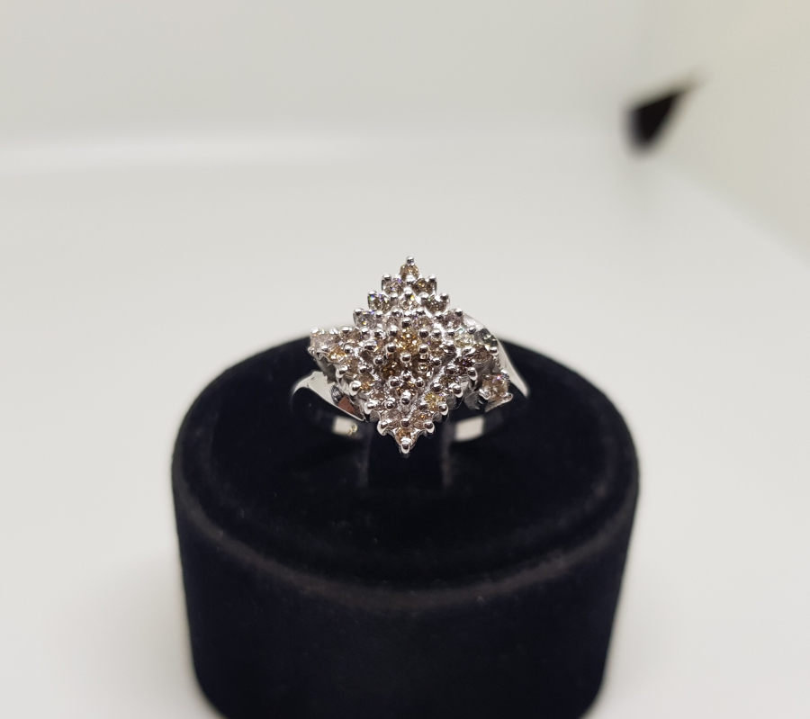 YAN KARE MODELİ PIRLANTA TAŞLI YÜZÜK