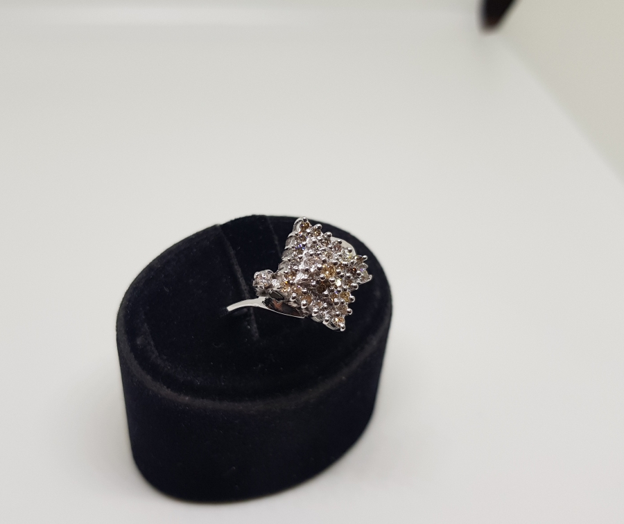 YAN KARE MODELİ PIRLANTA TAŞLI YÜZÜK