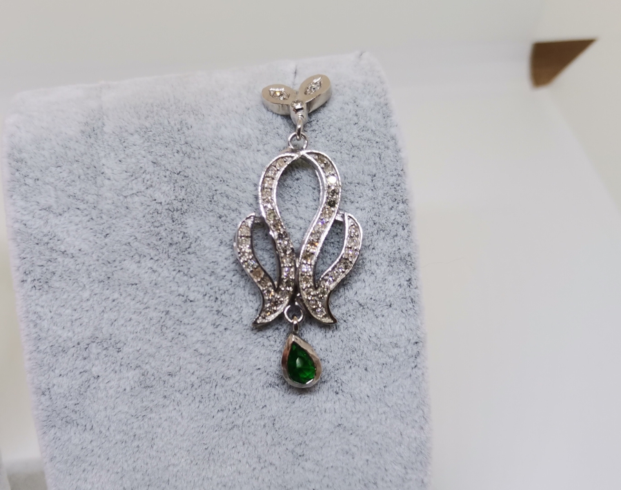 ZÜMRÜT VE PIRLANTA TAŞLI SONSUZLUK MODEL KOLYE