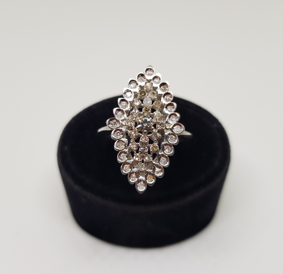 PIRLANTA TAŞLI BAKLAVA DİLİMİ MODEL YÜZÜK