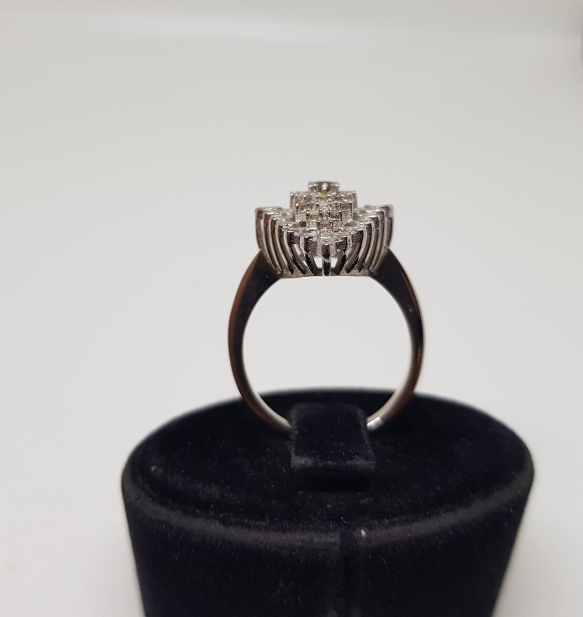 PIRLANTA TAŞLI BAKLAVA DİLİMİ MODEL YÜZÜK