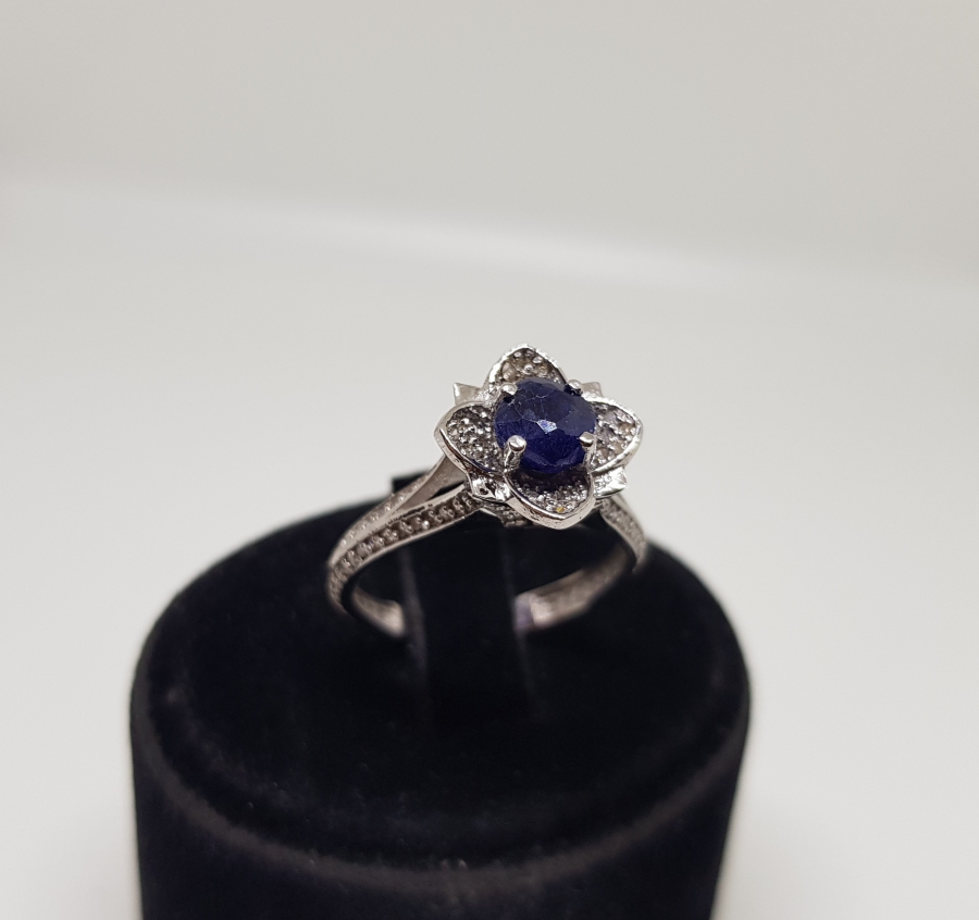 DÖRT YAPRAKLI YONCA MODEL PIRLANTA VE HAS SAFİR TAŞLI YÜZÜK