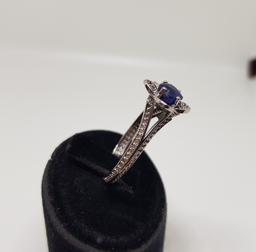 DÖRT YAPRAKLI YONCA MODEL PIRLANTA VE HAS SAFİR TAŞLI YÜZÜK