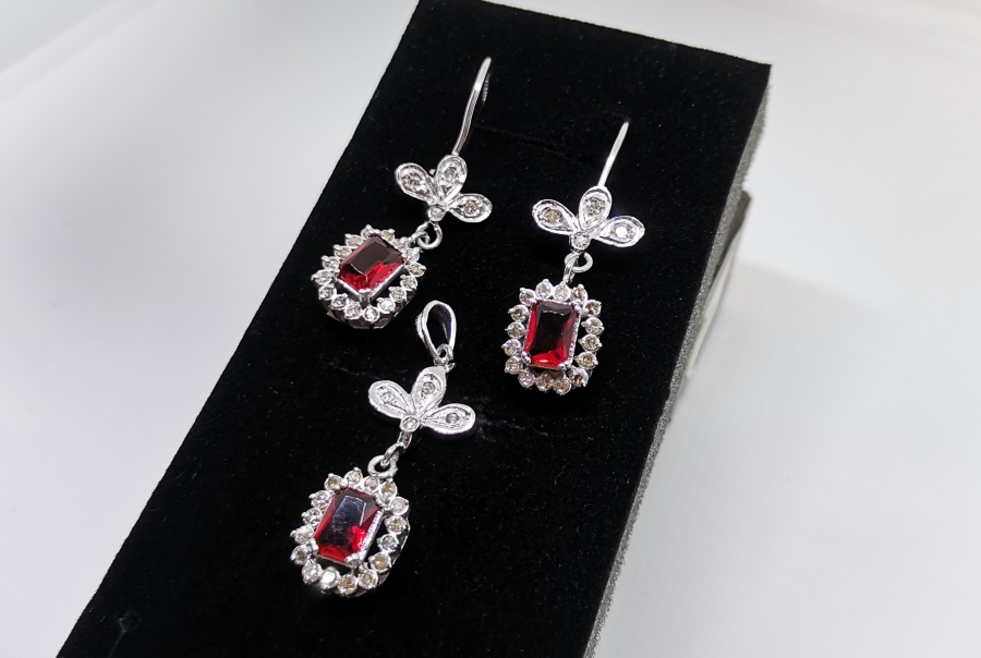 YAKUT VE PIRLANTA TAŞLI YONCA MODEL KOLYE KÜPE TAKIMI