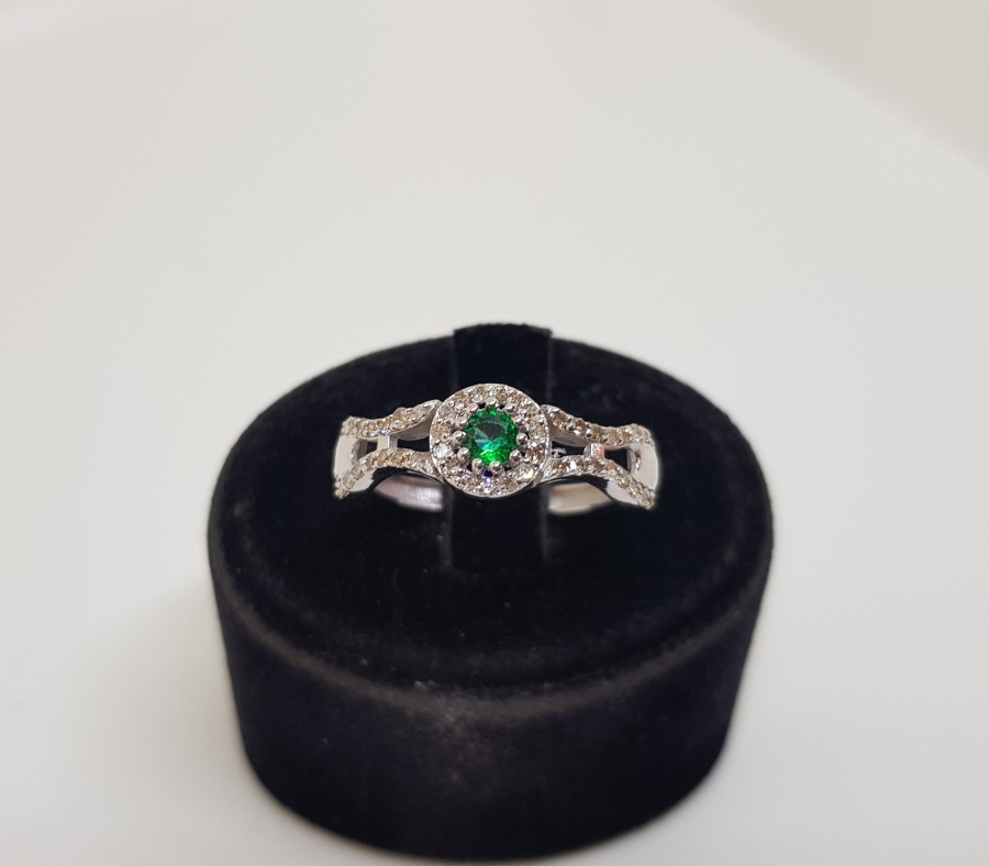 ZÜMRÜT VE PIRLANTA TAŞLI NALLI MODEL YÜZÜK