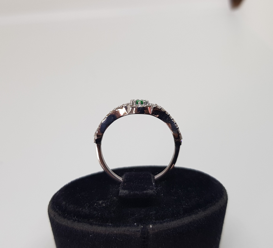 ZÜMRÜT VE PIRLANTA TAŞLI NALLI MODEL YÜZÜK