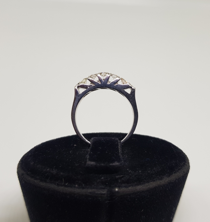 BEŞTAŞ MODEL PIRLANTA TAŞLI YÜZÜK