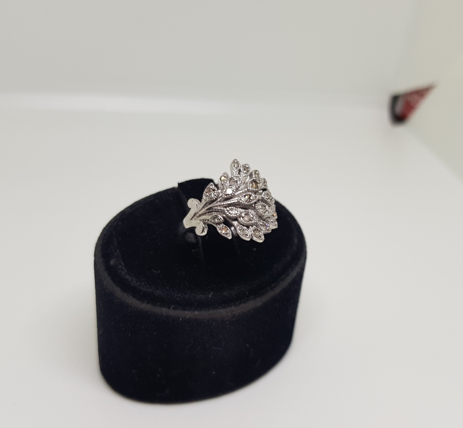 GENİŞ YAPRAK MODELİ PIRLANTA TAŞLI YÜZÜK