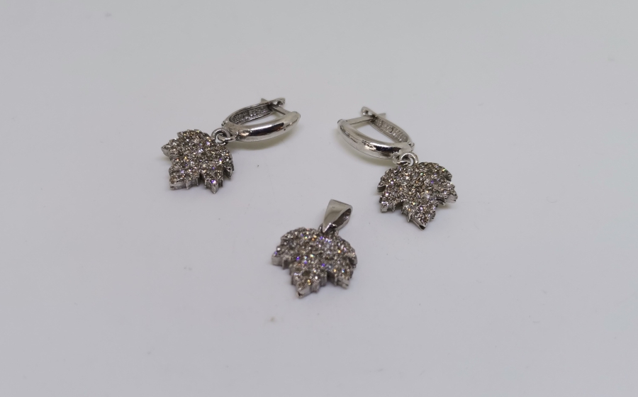 ÇINAR YAPRAĞI MODELİ PIRLANTA TAŞLI KOLYE KÜPE TAKIMI