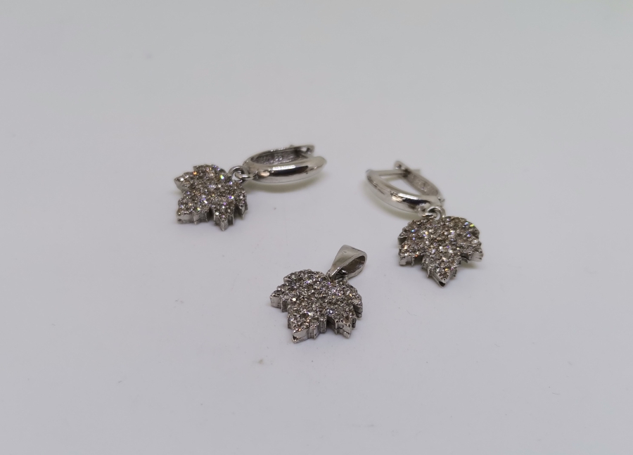 ÇINAR YAPRAĞI MODELİ PIRLANTA TAŞLI KOLYE KÜPE TAKIMI