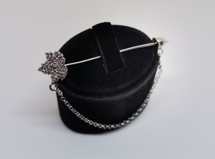 ÇINAR YAPRAĞI FORMLU PIRLANTA TAŞLI YAKA İĞNESİ