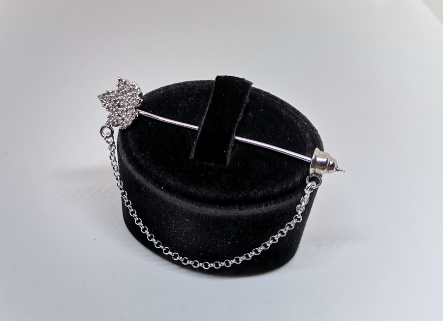 ÇINAR YAPRAĞI FORMLU PIRLANTA TAŞLI YAKA İĞNESİ