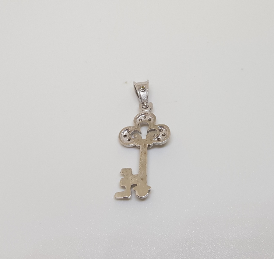 ANAHTAR FORMLU PIRLANTA TAŞLI KOLYE UCU