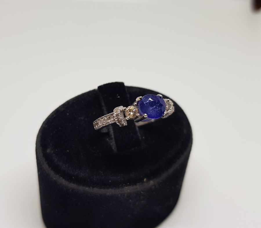 PIRLANTA VE HAS SAFİR TAŞLI OVAL MODEL YÜZÜK