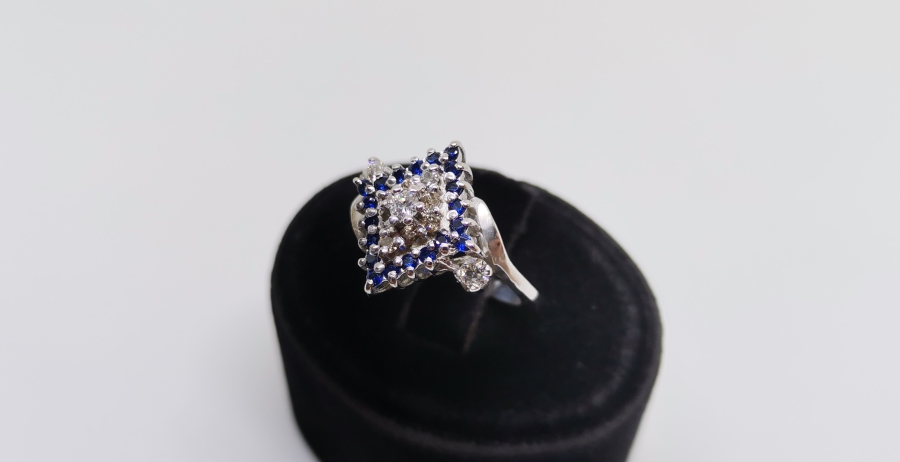 SAFİR VE PILANTA TAŞLI DİK KARE MODELİ YÜZÜK