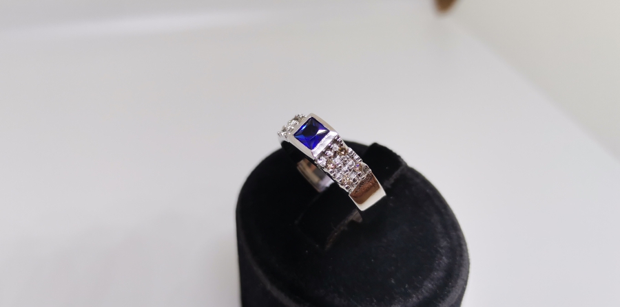 SAFİR VE PIRLANTA TAŞLI KARE MODEL YÜZÜK