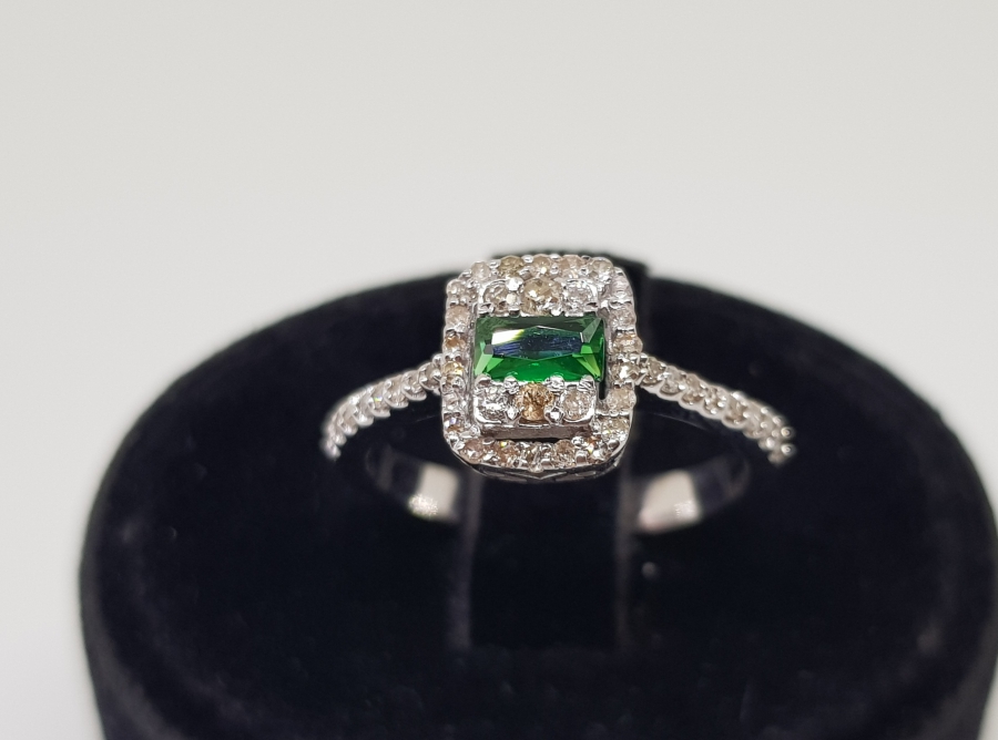 ZÜMRÜT VE PIRLANTA TAŞLI YARIM TUR MODEL YÜZÜK