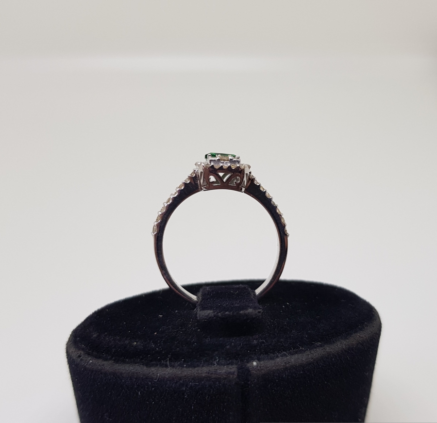 ZÜMRÜT VE PIRLANTA TAŞLI YARIM TUR MODEL YÜZÜK