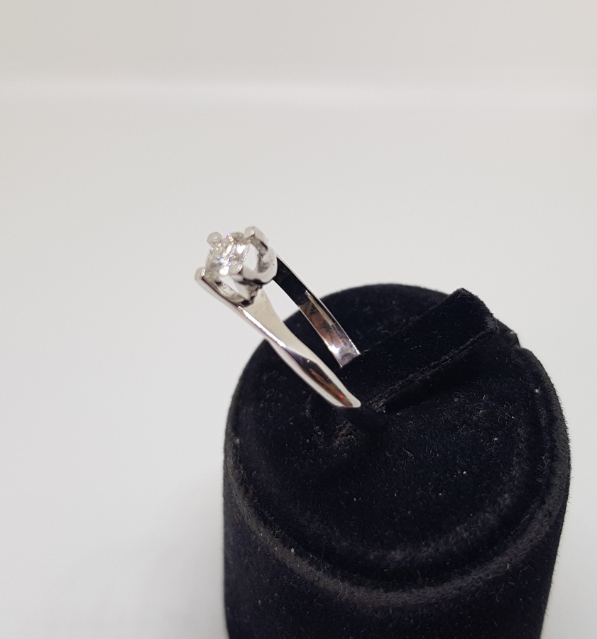 TEKTAŞ MODEL PIRLANTA TAŞLI YÜZÜK