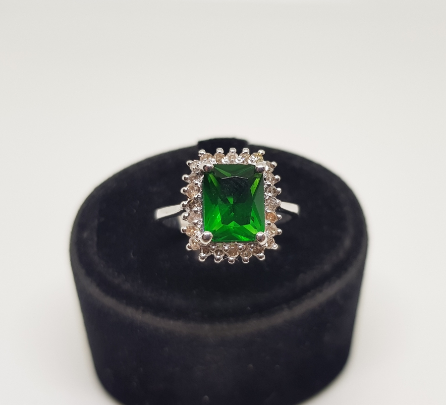 PIRLANTA VE ZÜMRÜT TAŞLI DİKDÖRTGEN MODEL YÜZÜK