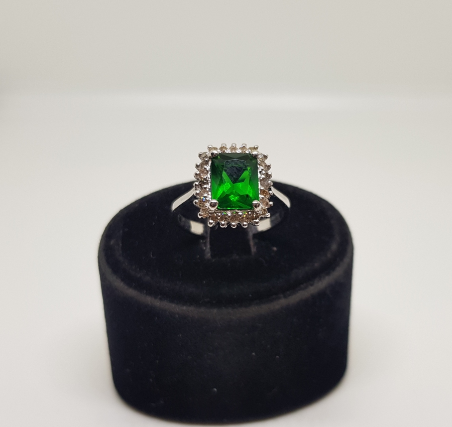 PIRLANTA VE ZÜMRÜT TAŞLI DİKDÖRTGEN MODEL YÜZÜK