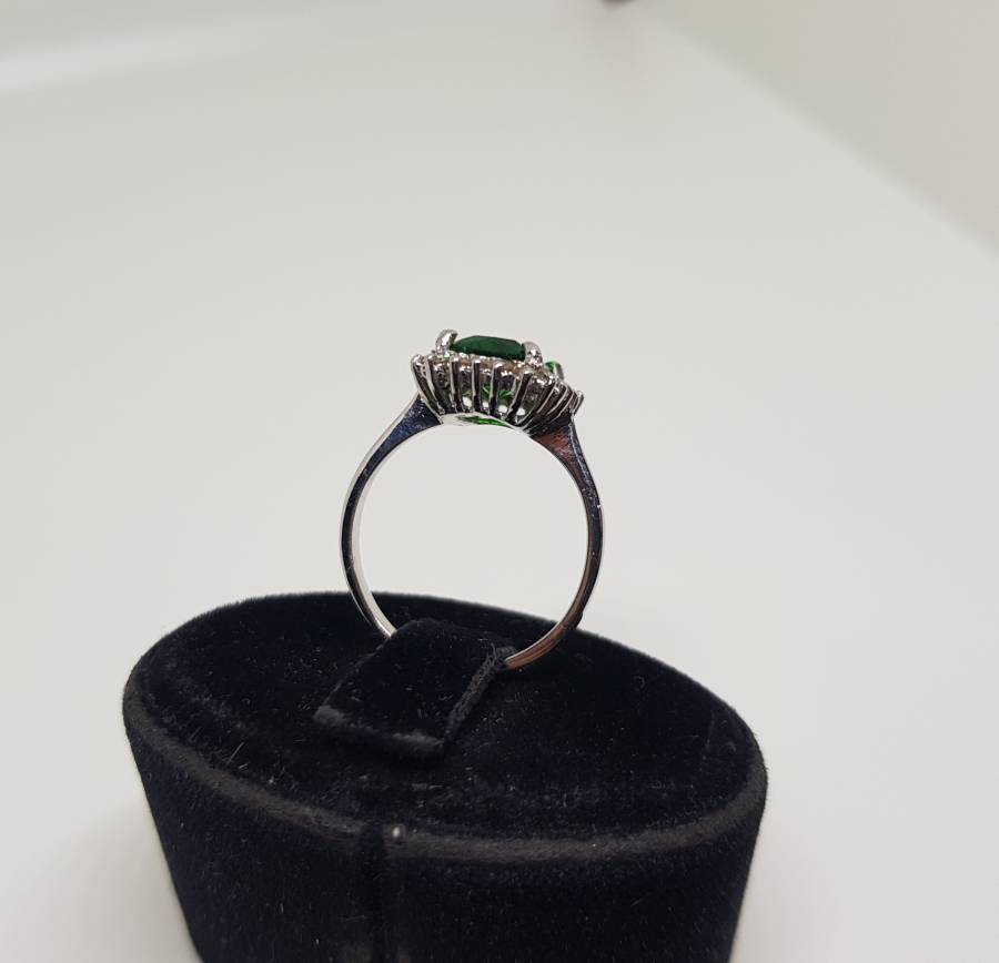 PIRLANTA VE ZÜMRÜT TAŞLI DİKDÖRTGEN MODEL YÜZÜK